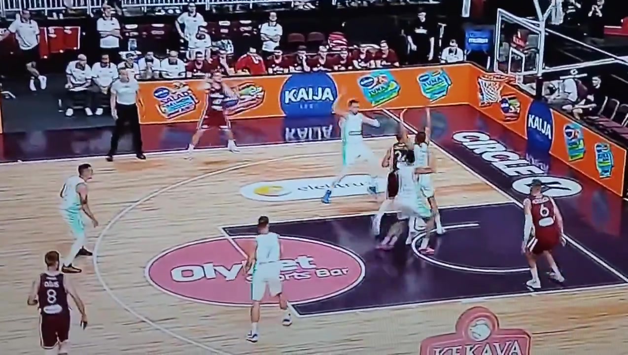 开云官方网-东契奇展现顶级防守实力 协防转单防干净利落送火锅