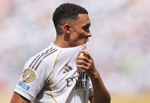 开云体育官网-仍需努力…阿诺德西甲首秀1被过&多项防守数据挂0,队内评分最低