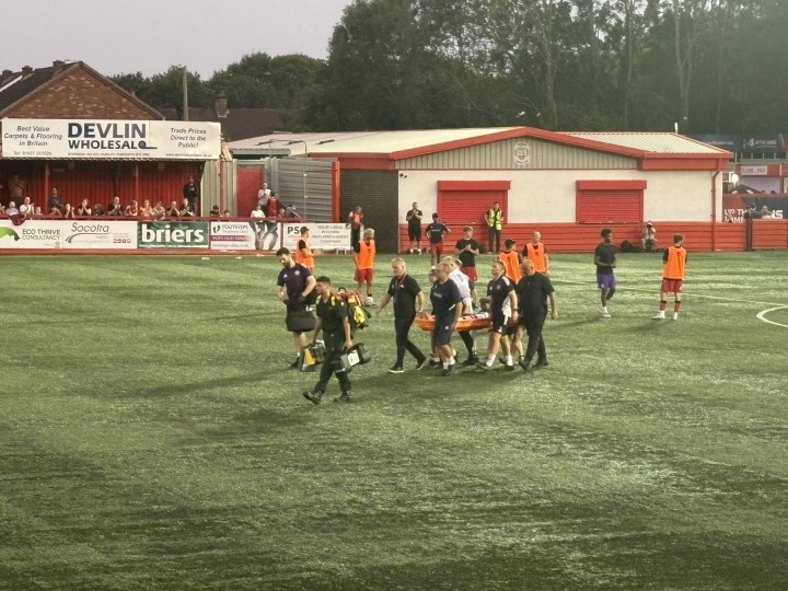 曼联新星科内比赛中头部受创 目前神志清醒待详细检查