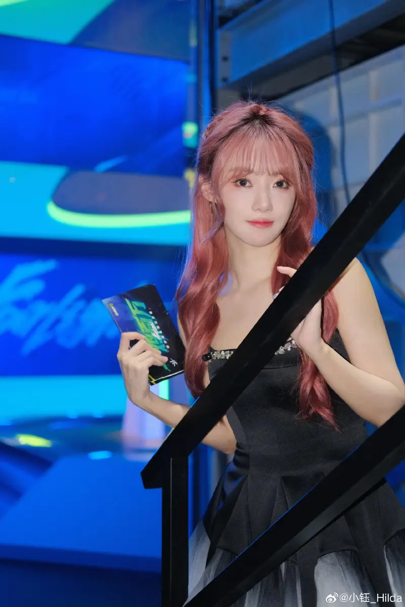 开云体育app下载-主持小钰晒照：补点图图反思一下，每天都爱大家！