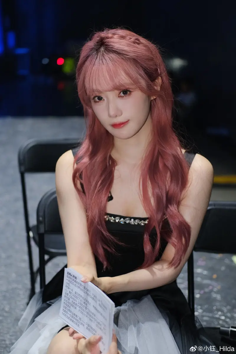 开云体育app下载-主持小钰晒照：补点图图反思一下，每天都爱大家！