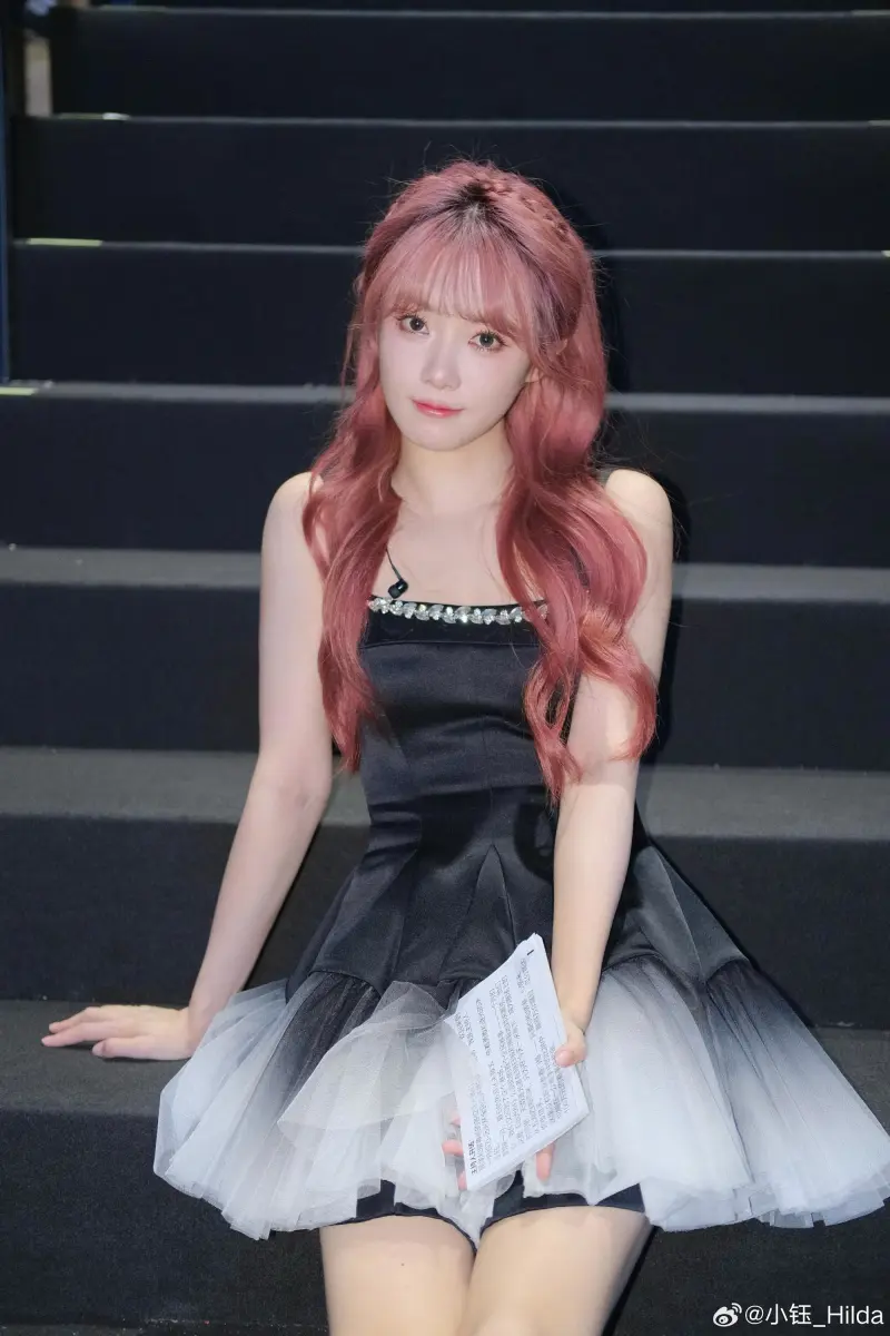 开云体育app下载-主持小钰晒照：补点图图反思一下，每天都爱大家！