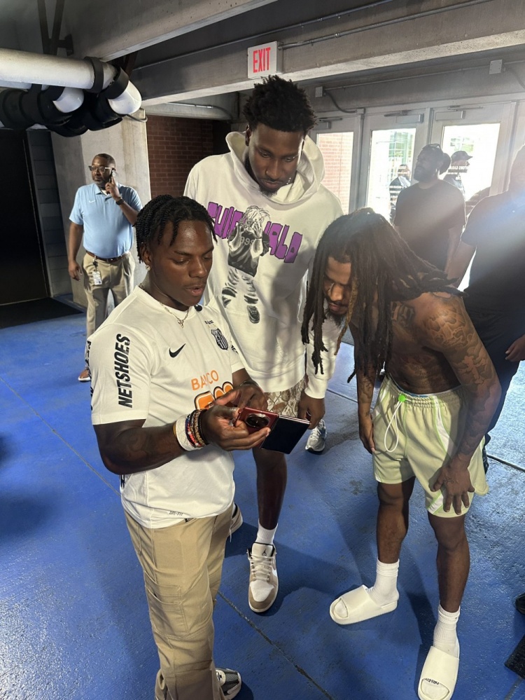 谁更像粉丝?甲亢哥偶遇莫兰特&小贾伦 用的还是三折叠