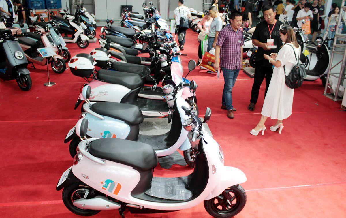 新国标电动车翻车！能载人有后视镜却卖不动，车主：我要买旧车！